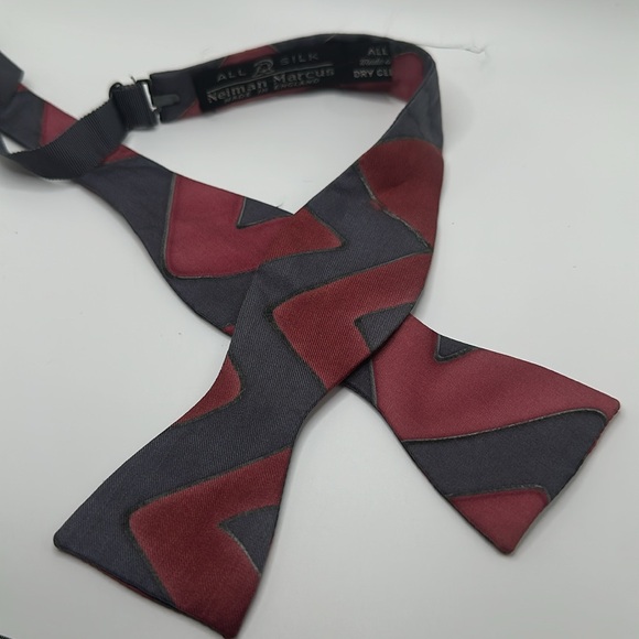Vintage Neiman Marcus 100%silk bow tie made in England - Picture 2 of 3